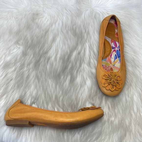 Born Mustard Yellow Leather Floral Trim Ballet Flats Sz 7.5 - Picture 1 of 6